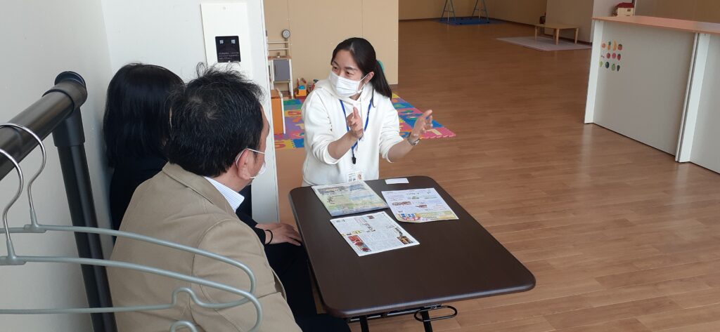 陽だまりPRESSからインタビューを受ける児童発達支援管理責任者の坂本美恵（作業療法士）。